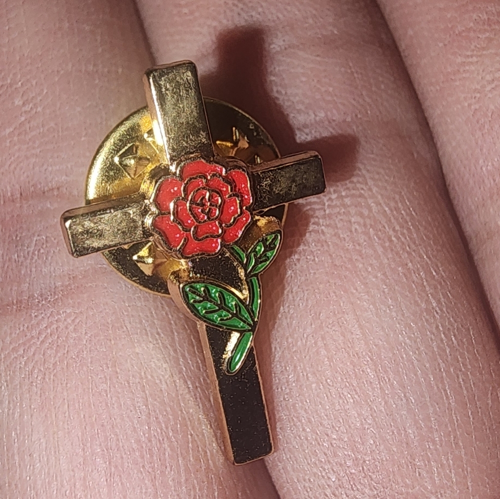 Remembrance Day Rose Flower On Cross Gold Plated ( Lest We Forget ) Label pin